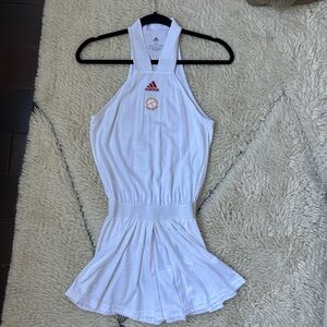Women’s Adidas white tennis dress with short bottoms sz xs in good condition
